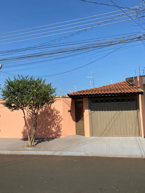 Alugar Casas / Padrão em Sertãozinho. apenas R$ 1.800,00